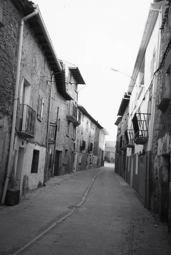 Orientación determinada por la Calle Mayor. Allo (N), 1998. Fuente: José Ramón Macua, Grupos Etniker Euskalerria.