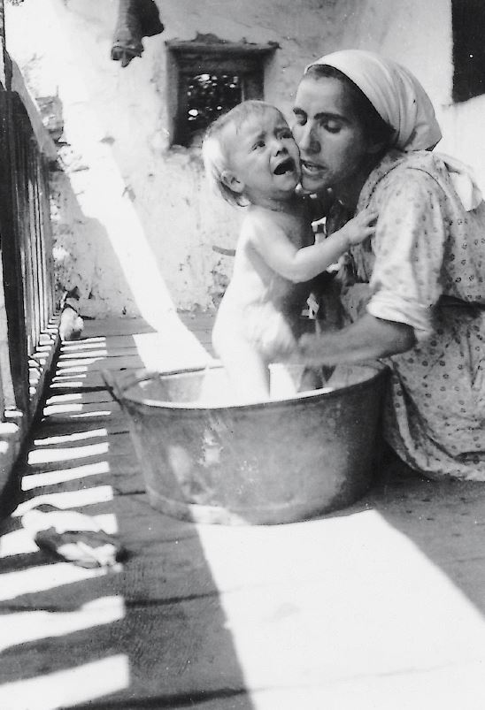 Madre aseando a su hijo. Carranza (B), 1933. Fuente: Luis Manuel Peña (Ángel Santisteban), Grupos Etniker Euskalerria.