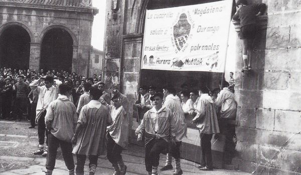 Cuadrilla en fiestas. Durango (B), c. 1965. Fuente: Gurutzi Arregi, Grupos Etniker Euskalerria.