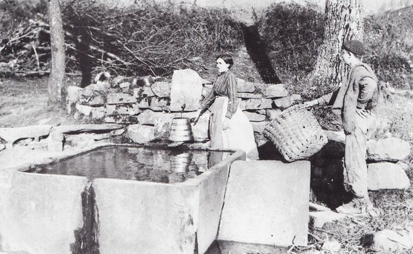 Fuente y lavadero. Elgoibar (G), c. 1925. Fuente: Archivo Ojanguren.