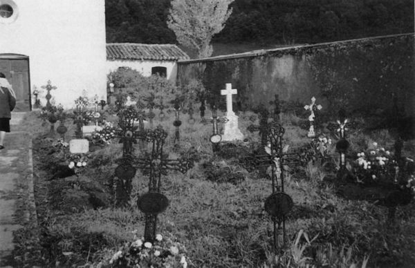 Cruces en las tumbas. Pipaón (A). Fuente: Pilar Alonso, Grupos Etniker Euskalerria.