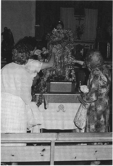 Bendición de las rosquillas en la fiesta de San Roque. Larrea (A), 1986. Fuente: Gerardo López de Guereñu Iholdi, Grupos Etniker Euskalerria.