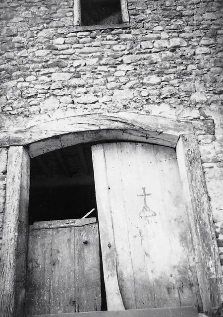 Cruz protectora en la puerta de entrada. Altzabeheti (Z), 1976. Fuente: Michel Duvert, Grupos Etniker Euskalerria.