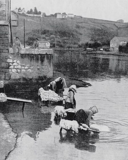 Lavando ropa en el Urumea (G), 1910. Fuente: Novedades n.º 73 (foto Urcabe).