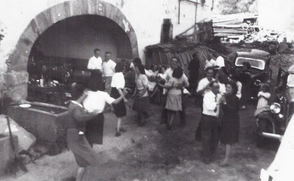 Baile ante el caserío. Duranguesado (B), c. 1950. Fuente: Archivo Asociación Gerediaga: Foto Germán.