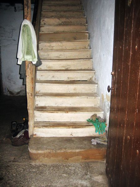 Escalera de madera con el primer peldaño de piedra. Ajuria (B), 2011. Fuente: Segundo Oar-Arteta, Grupos Etniker Euskalerria.