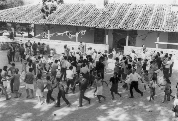 Baile en la plaza del pueblo. Ahedo (Carranza-B), c. 1970. Fuente: Miguel Sabino Díaz, Grupos Etniker Euskalerria.