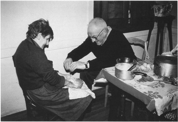 Preparación de “kauserak”, buñuelos. Ispoure (Ip). 1989. Fuente: Peio Goïty, Grupos Etniker Euskalerria.