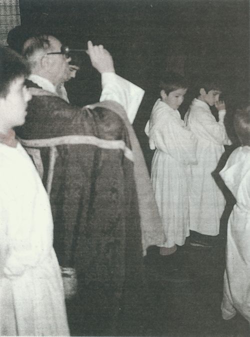 Responso en la iglesia. Amezketa (G), 1987. Fuente: Antxon Aguirre, Grupos Etniker Euskalerria.