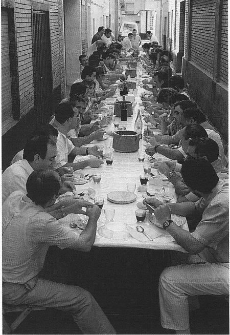 Banquete festivo comunitario. La pochada. Azagra (N). Fuente: V.M. Sarobe, Grupos Etniker Euskalerria.