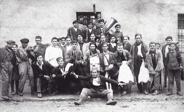 Despedida de quintos. Sangüesa (N), 1927. Fuente: Juan Cruz Labeaga, Grupos Etniker Euskalerria.