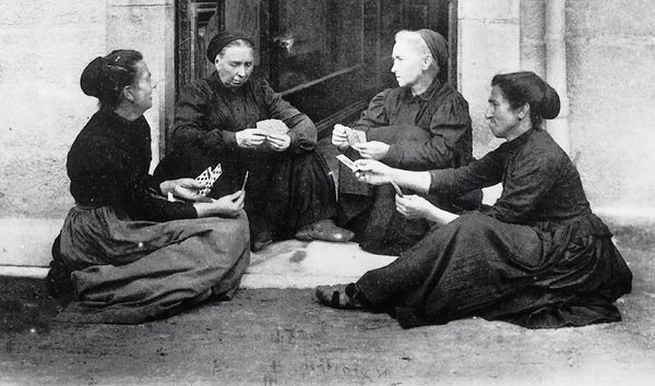 Mujeres jugando a las cartas. Vasconia continental, principios del siglo XX. Fuente: Peio Goïty, Grupos Etniker Euskalerria.