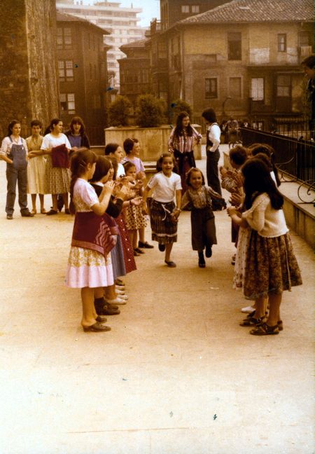 La cantinerita. Portugalete (B), 1979. Fuente: Unai Martínez, Grupos Etniker Euskalerria.