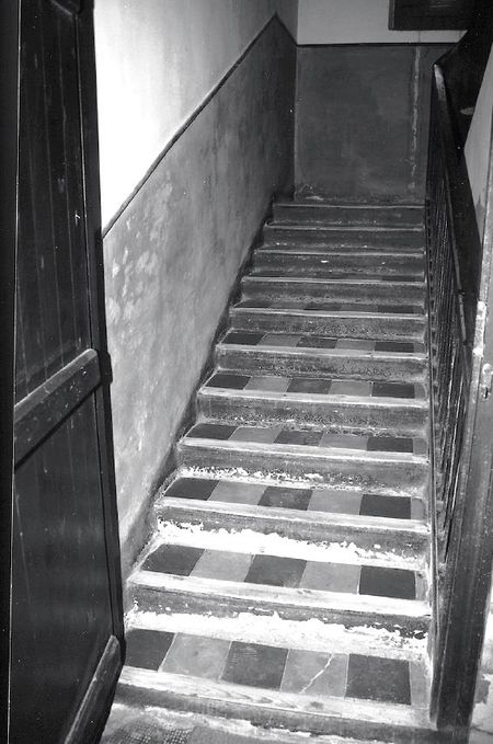 Escalera de baldosas coloreadas. Mélida (N), 1997. Fuente: M.ª Luisa García, Grupos Etniker Euskalerria