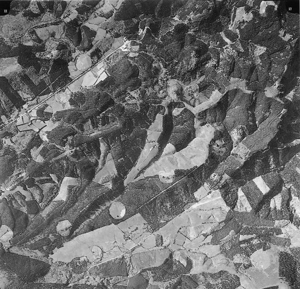 Vista aérea del puerto de Barazar (B), 1982. Las numerosas formas circulares responden a la ubicación de antiguos seles. Fuente: Archivo Diputación Foral de Bizkaia: cortesía de Juan José Agirre.