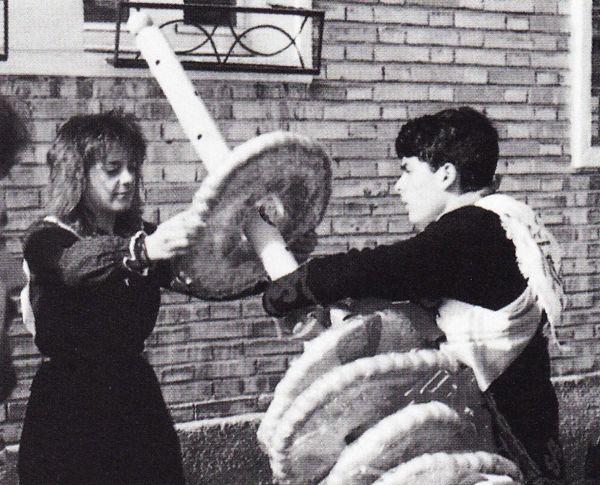 Roscas en la fiesta de los quintos. Alsasua (N), 1992. Fuente: Argandoña, Pedro. “Ritos de Juventud” in Etnografía de Navarra. Tomo II. Pamplona, Diario de Navarra, 1996.