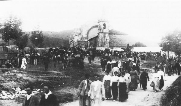 Romería en el Santuario de Urkiola (B), 1918. Fuente: Aguirre, Rafael. Trikitixa. Billabona, Martin Musika Etxea, 1992.