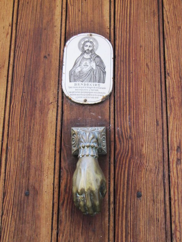 Placa del Corazón de Jesús en la puerta de la casa. Muez (N), 2011. Fuente: Pablo Orduna, Grupos Etniker Euskalerria.