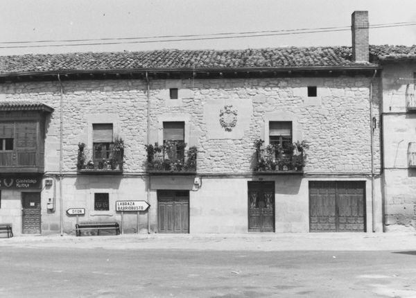 Casa con caballete paralelo (Moreda-A, 1999). Fuente: José Ángel Chasco, Grupos Etniker Euskalerria.