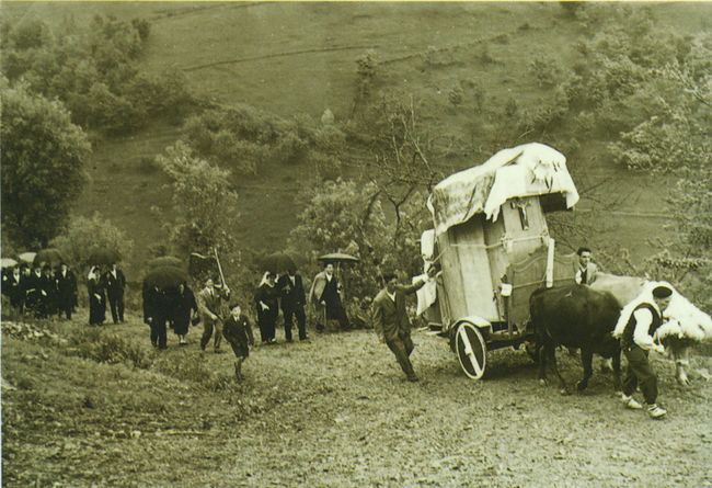 Carro de boda y comitiva nupcial camino del caserío Izagirre, 1957, Bidegoian (G). Fuente: Foto Martín, Tolosa.