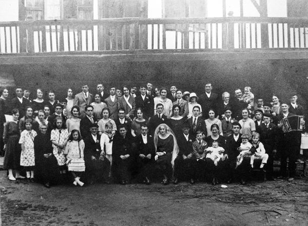 Grupo familiar en una boda. Sara (L), 1930. Fuente: Michel Duvert, Grupos Etniker Euskalerria.