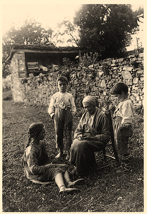 Escuchando los cuentos de la abuela. Legazpia (G). Fuente: Archivo Municipal de Vitoria-Gasteiz: Foto E. Guinea.