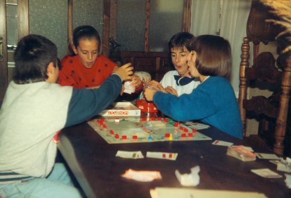 Jugando al monopoly. Berriz (B), 1992. Fuente: Archivo particular Begoña Gorrotxategi.