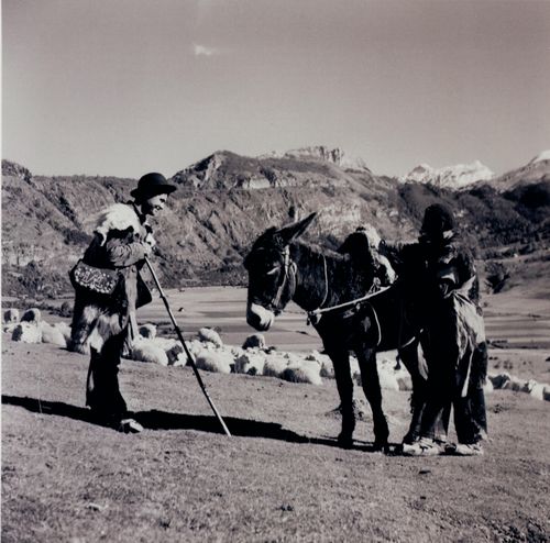 Pastor roncalés llevando un zurrón con las iniciales tachonadas. Belagua (N), 1959. Fuente: Archivo Museo de Navarra: Fondo Nicolás Ardanaz.