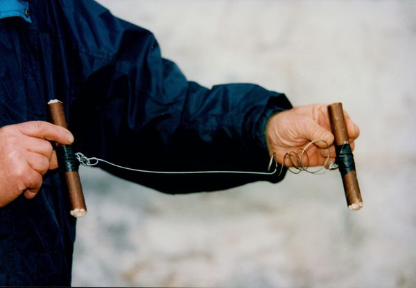 Cable para cortar los cuernos a las vacas. Maruri (B), 1999. Fuente: Akaitze Kamiruaga (Mikel Martínez), Grupos Etniker Euskalerria.