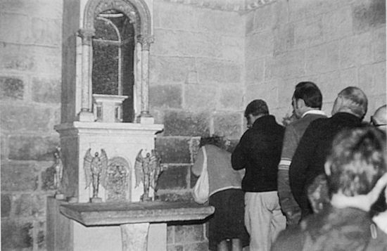 Capilla del Arcángel, Santuario de Aralar (N). Festividad de San Miguel, 1984. Fuente: Anton Erkoreka, Grupos Etniker Euskalerria.