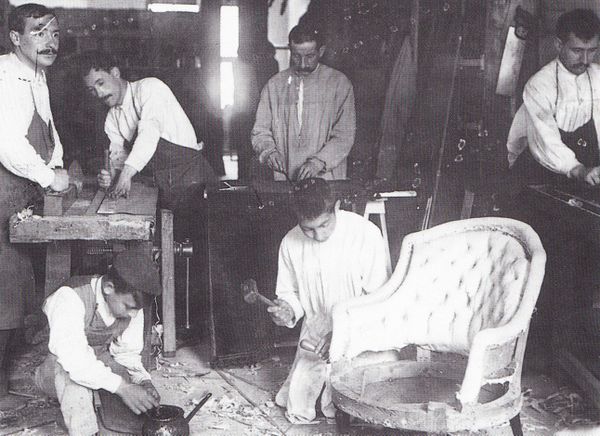 Aprendices de tapicero. Vitoria (A), c. 1930. Fuente: Archivo Municipal de Vitoria.