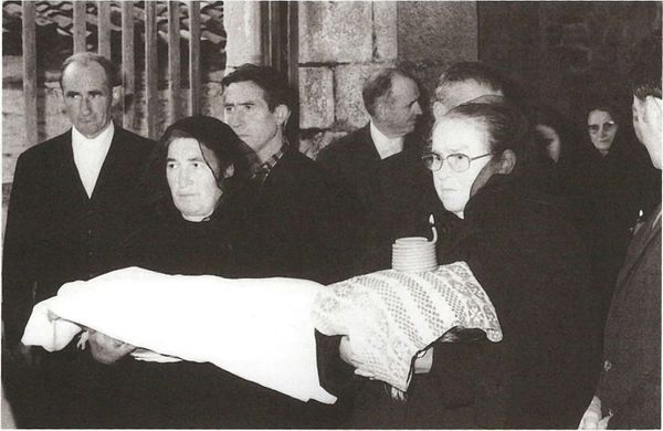Ofrenda de luces y panes para la sepultura (representación). Orexa (G), 1977. Fuente: Iñaki Linazasoro, Grupos Etniker Euskalerria.