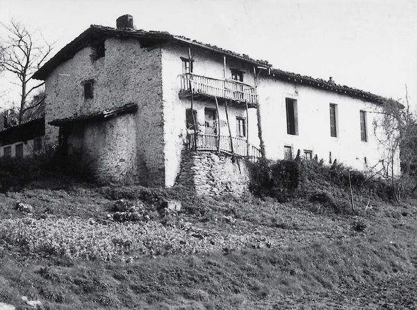 Horno de pan anejo a la pared de la cocina del caserío Unzain. Beasain (G), 1983. Fuente: José Zufiaurre, Grupos Etniker Euskalerria.