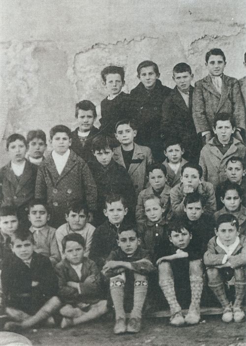 Escolar con marca de duelo, c. 1950. Obanos (N). Fuente: M.ª Amor Beguiristain, Grupos Etniker Euskalerria.
