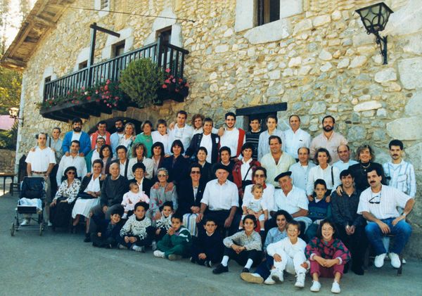 Reunión anual de la familia Gerrikaetxebarria de Ajangiz (B). Kortezubi (B), 2000. Fuente: Segundo Oar-Arteta, Grupos Etniker Euskalerria.