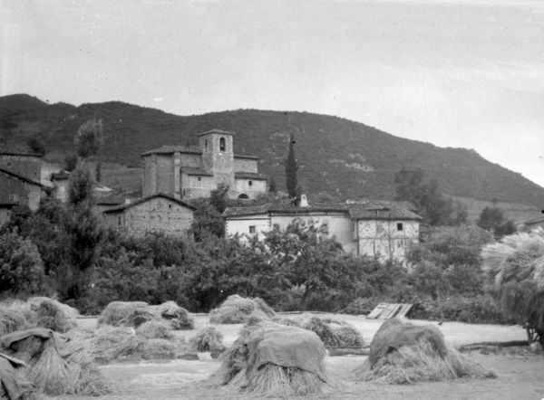 Cereal apilado. Berganzo (Zambrana-A), c. 1940. Fuente: Gure Gipuzkoa: fondo Indalecio Ojanguren.