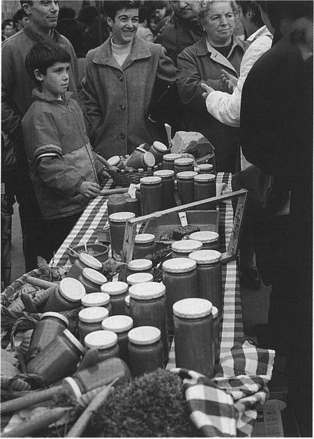Venta de miel en la feria de Santa Lucía. Zumarraga (G). 1987. Fuente: Antxon Aguirre, Grupos Etniker Euskalerria.