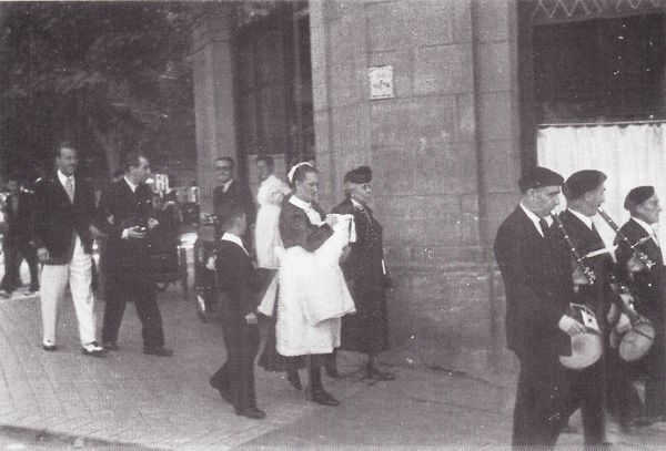 Cortejo de bautismo. Donostia (G), 1941. Fuente: Archivo Fotográfico Kutxa.