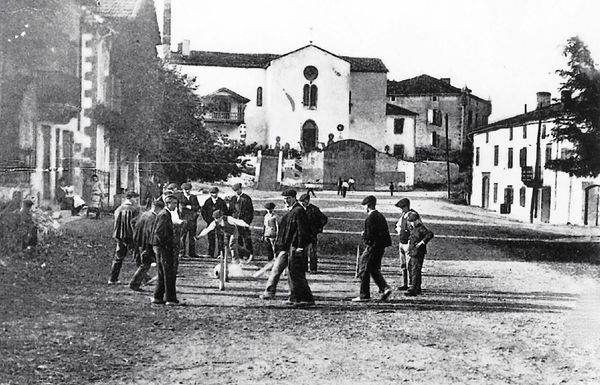 Hombres jugando al kille, gilaka, a los bolos. Iholdi (BN), principios del siglo XX. Fuente: Peio Goïty, Grupos Etniker Euskalerria.