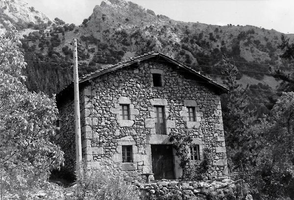 Muros exteriores construidos con piedra. Caserío Baraia, Mañaria (B), 1970. Fuente: Archivo particular Javier Perea.