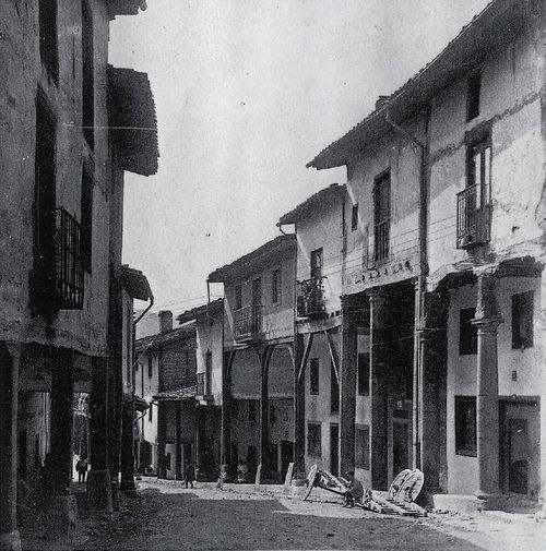 Casas con soportales. Agurain (A), principios del siglo XX. Fuente: Archivo Municipal de Vitoria-Gasteiz: Foto Guinea.