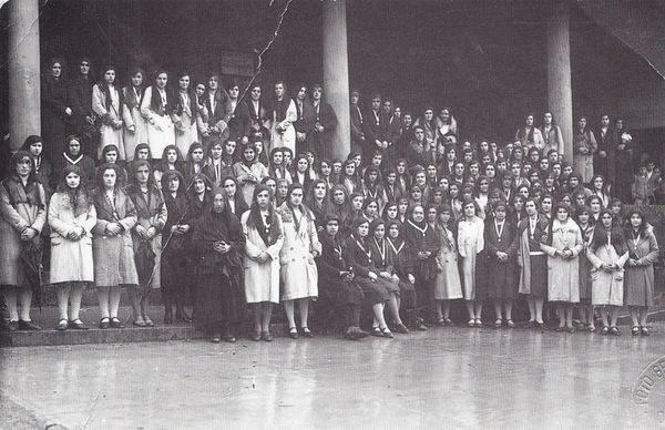 Hijas de María del Duranguesado (B), c. 1945. Fuente: Gurutzi Arregi, Grupos Etniker Euskalerria.