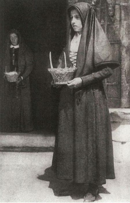 Ofrenda para la sepultura. Aezkoa (N), c. 1920. Fuente: Veyrin, Philippe. Les Basques. Bayonne, Musée Basque, [1934].