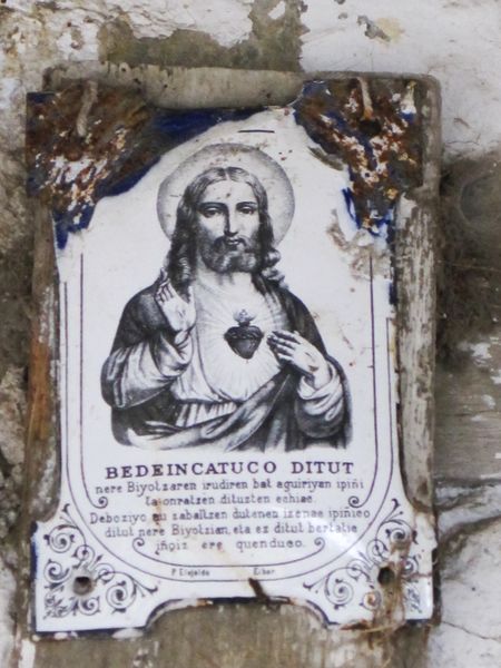 Placa del Corazón de Jesús en la puerta de la casa. Mendata (B), 2011. Fuente: Segundo Oar-Arteta, Grupos Etniker Euskalerria.