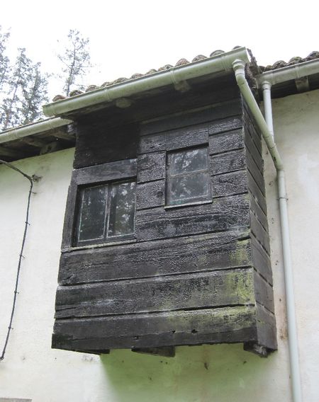 Exterior de antiguo retrete de madera. Mendata (B), 2011. Fuente: Segundo Oar-Arteta, Grupos Etniker Euskalerria.
