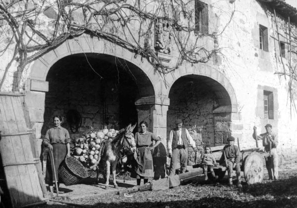 Indumentaria agrícola tradicional. Elorrio (B), principios del s. XX. Fuente: Gure Gipuzkoa: fondo Indalecio Ojanguren.
