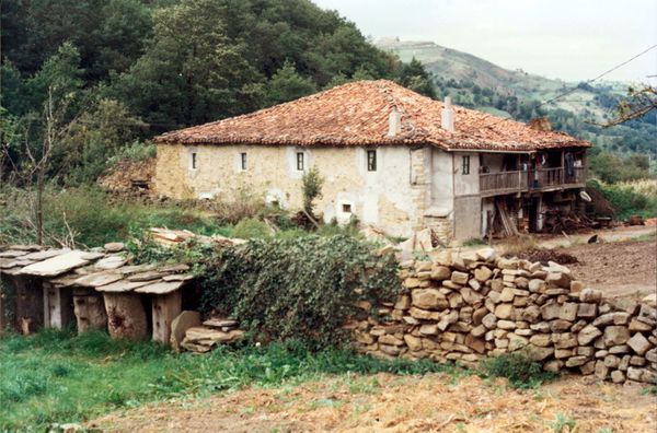 Colmenar cercano a la casa. Carranza (B), 1988. Fuente: Miguel Sabino Díaz, Grupos Etniker Euskalerria.