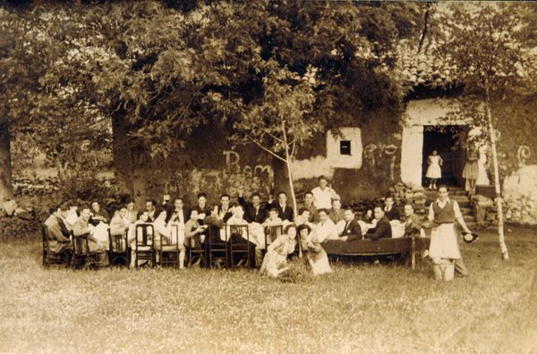Banquete doméstico de boda. Carranza (B), c. 1950. Fuente: Luis Manuel Peña, Grupos Etniker Euskalerria.