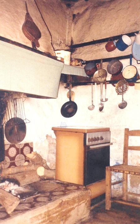 Menaje de cocina. Bedarona (B), 2005. Fuente: Esther Korta, Grupos Etniker Euskalerria.