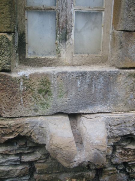 Exterior de antigua fregadera de piedra. Ajuria (B), 2011. Fuente: Segundo Oar-Arteta, Grupos Etniker Euskalerria.